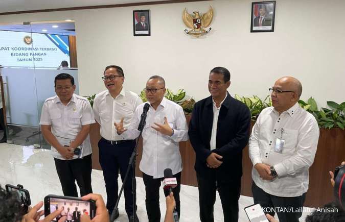 Menteri Koordinator Bidang Pangan Zulkifli Hasan (tengah) usai Rakortas Pangan di Kantor Kemenko Pangan, Jakarta.