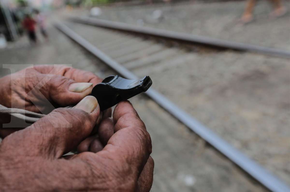 Menjaga perlintasan kereta