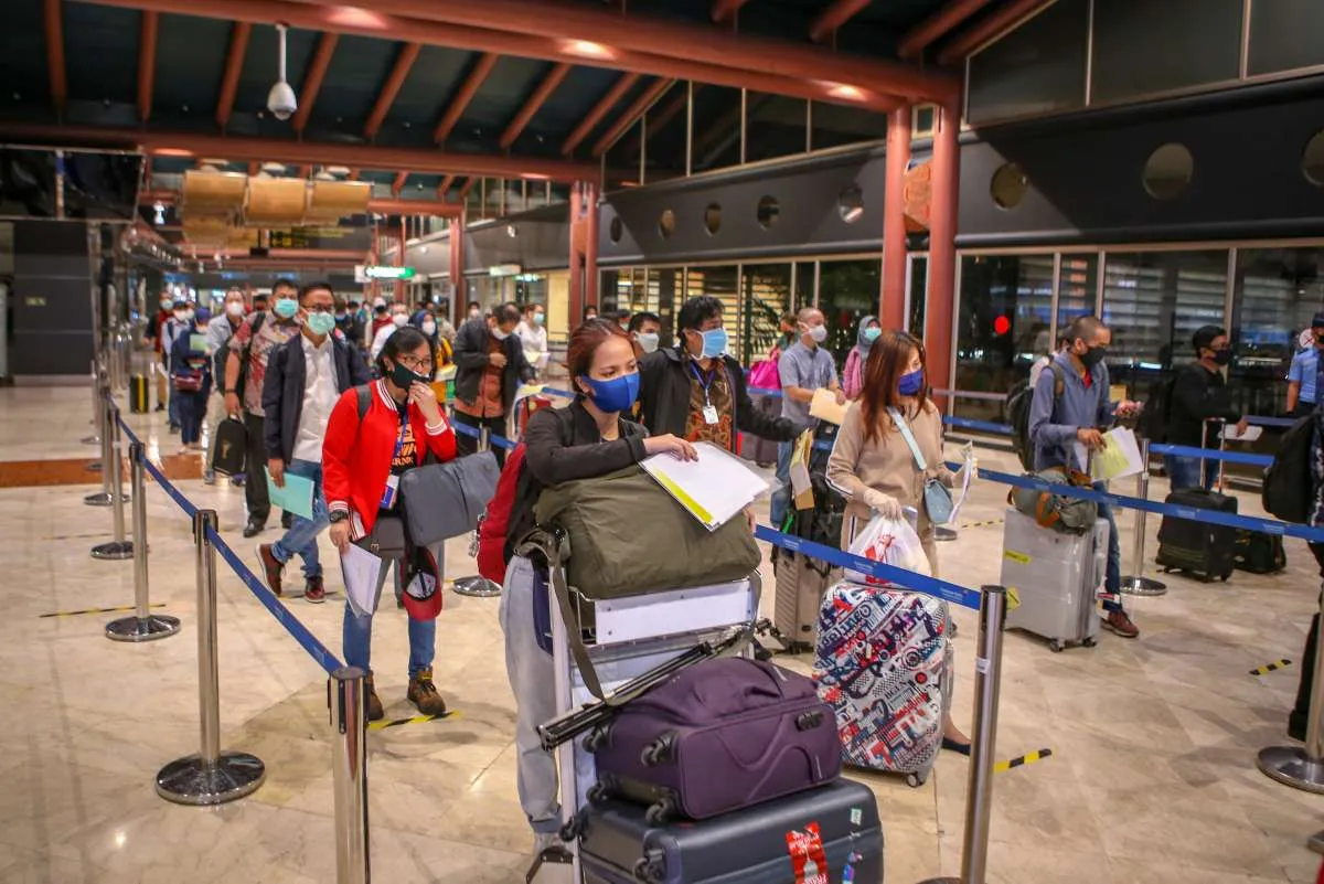 Viral antrean penumpang di Bandara Soekarno Hatta, Menko PMK minta maaf