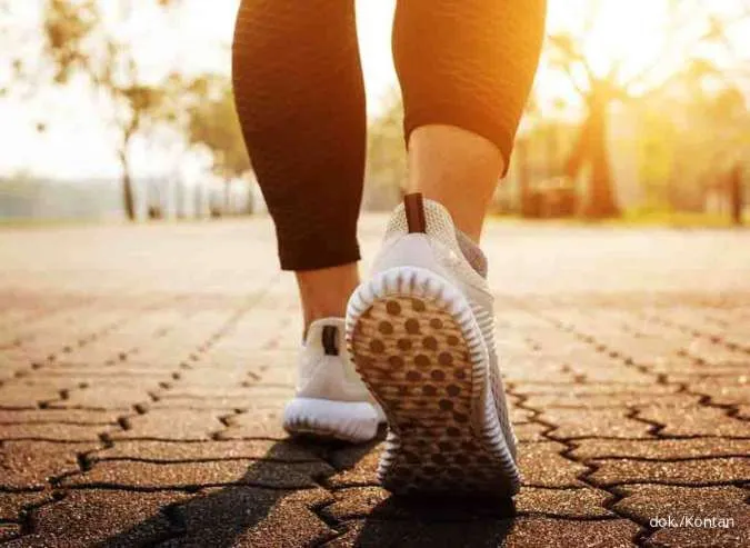 Jalan Kaki 15 Menit Sehari Bisa Menjaga Asam Urat Normal? Cari Jawabannya di Sini