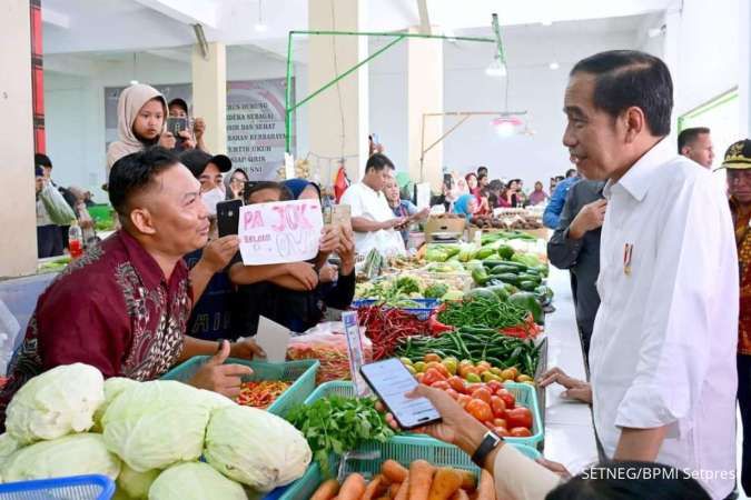 Tinjau Harga Bahan Pokok di Pasar Merdeka, Jokowi Temukan Harga Beras Masih Tinggi