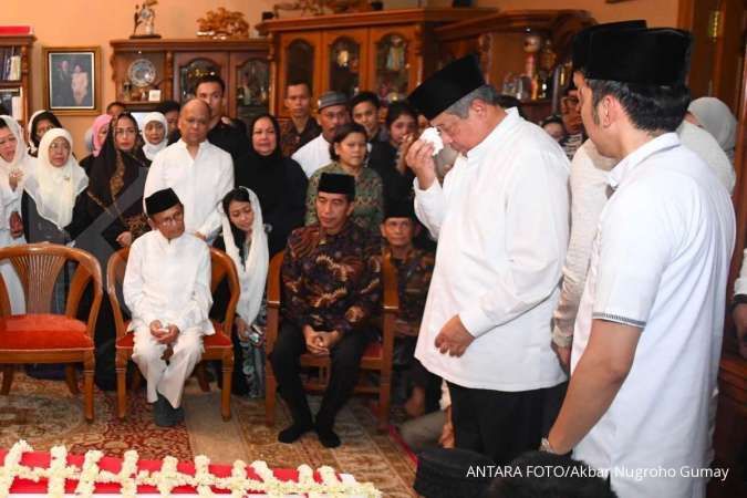 Jokowi melayat ke rumah duka almarhumah Ani Yudhoyono di Puri Cikeas