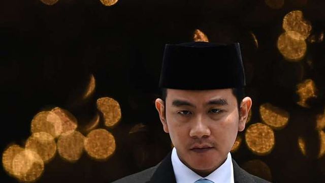 Wapres Gibran Disambut Warga Usai Melayat ke Titiek Puspa