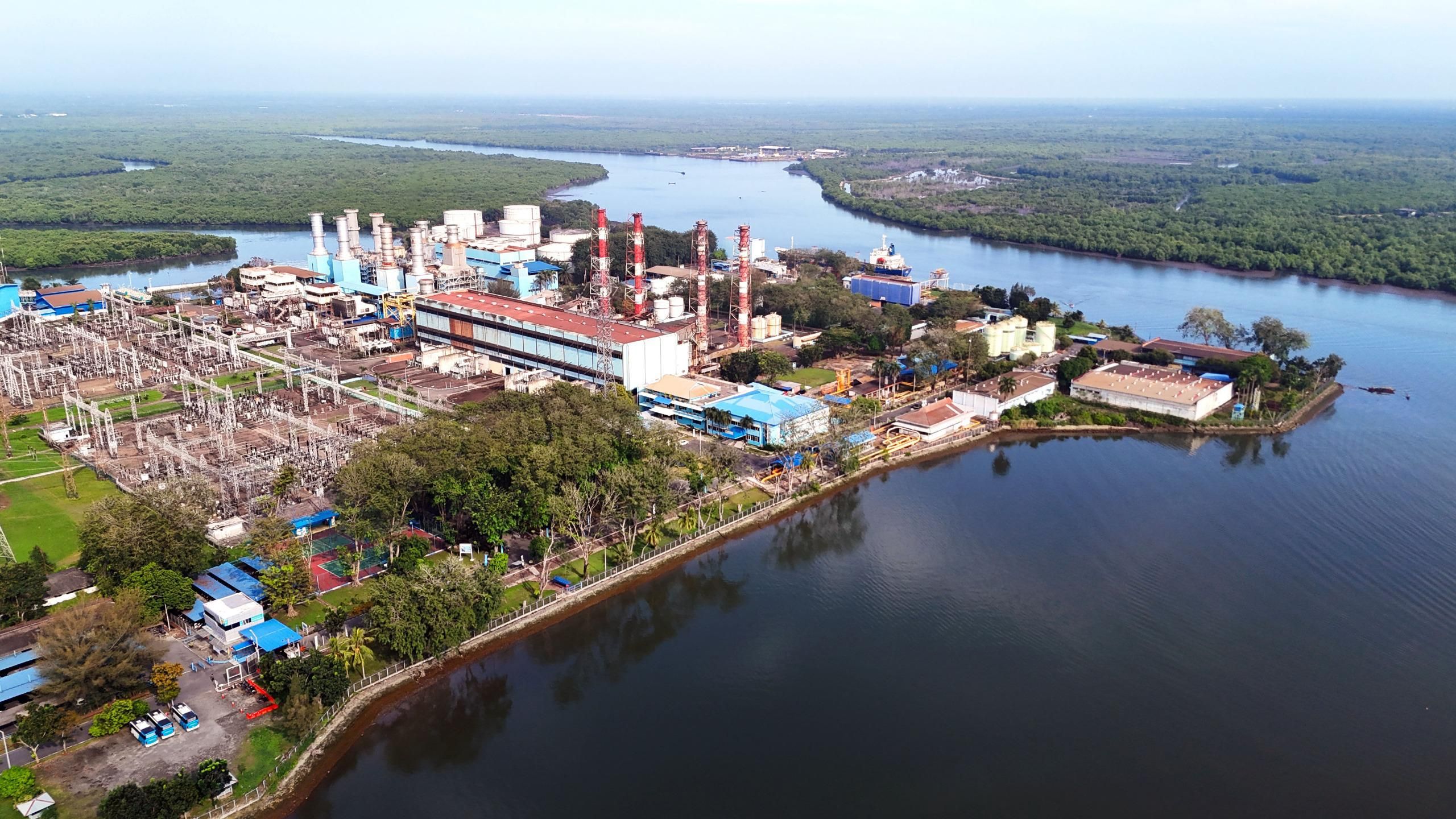 Kontan. Foto landscape Unit Pembangkitan Belawan yang berada di Sumatra Utara. PLN berhasil menerapkan co-firing BioCNG yang pertama di Indonesia dengan memanfaatkan limbah kelapa sawit dan berpotensi menghasilkan listrik hijau sebesar 478 Gigawatthour (GWh).