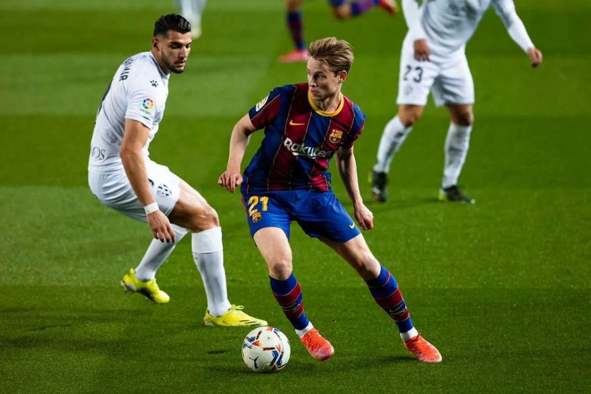 Manchester City dan Bayern Munchen siap bajak Frenkie de Jong dari Barcelona