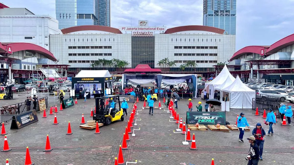 Kawan Lama Solution Adakan Lomba Forklift Hero di Manufacturing Indonesia 2024