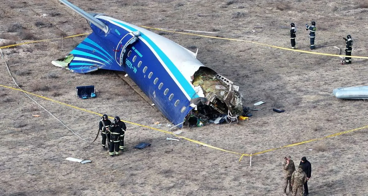 Rusia Sebut Pesawat Azerbaijan Airlines Mengubah Rute Penerbangan Karena Cuaca Buruk