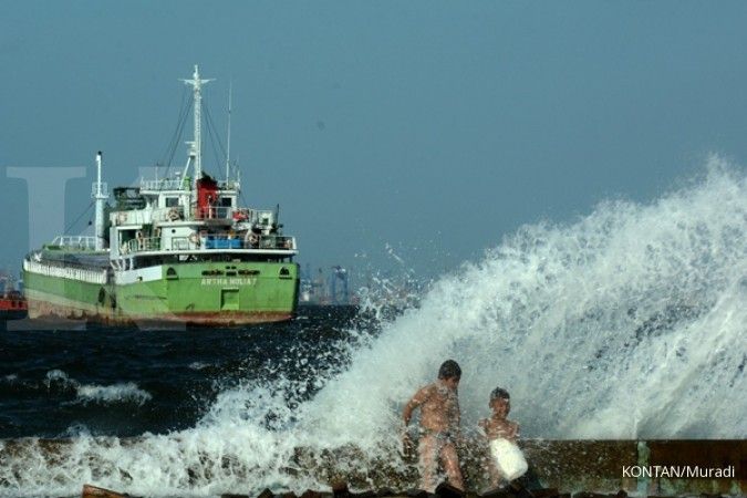 Ombak tinggi landa Aceh Utara, nelayan tak melaut