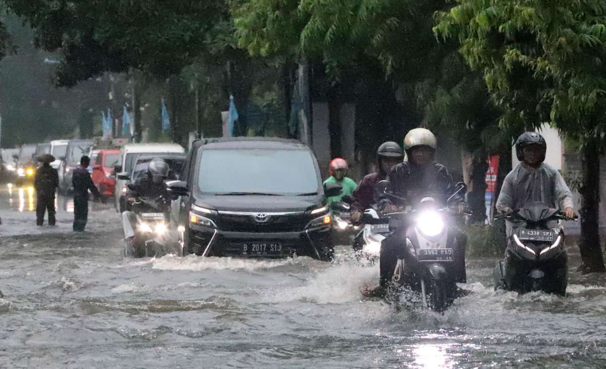 Hujan Deras Sebabkan Genangan di Ruas Jalan Jakarta