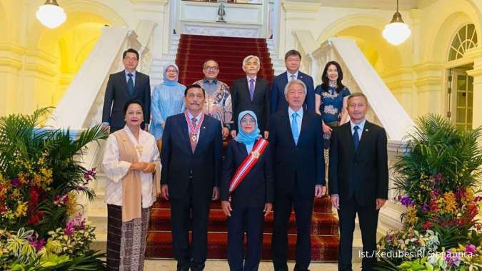 Menko Luhut Terima Penghargaan dari Presiden Singapura Halimah Yacob