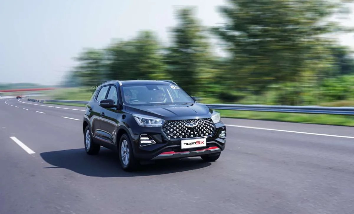 Tips Atasi Embun Kaca Mobil Saat Hujan Lebat