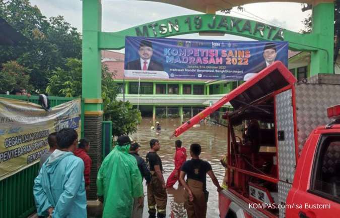 Tembok Roboh Akibat Banjir Jakarta Kamis (6/10), Dua Orang Meninggal Dunia