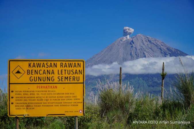 Gunung Semeru Erupsi Lagi! Kolom Abu Capai 1.000 Meter, Warga Diminta Waspada