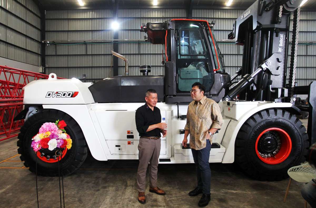 Kobexindo Tractors (KOBX) Serahkan Forklift 30 Ton Perdana