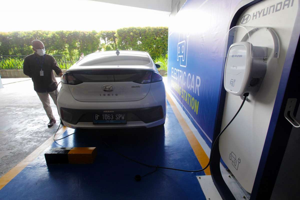 Fasilitas charging mobil listrik di mal