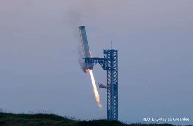 SpaceX Berhasil Menangkap Pendorong Roket Super Heavy dalam Uji Terbang Kelima