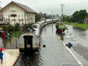 Banjir, Maskapai Penerbangan dan Kereta Api Rugi Besar