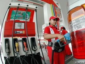 Terhitung Tengah Malam Tadi, Pertamina Turunkan Harga Pertamax