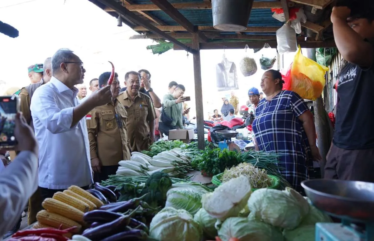 Kunjungi Pasar Pagi Sambas, Mendag Zulkifli: Harga Bapok Stabil Cenderung Murah