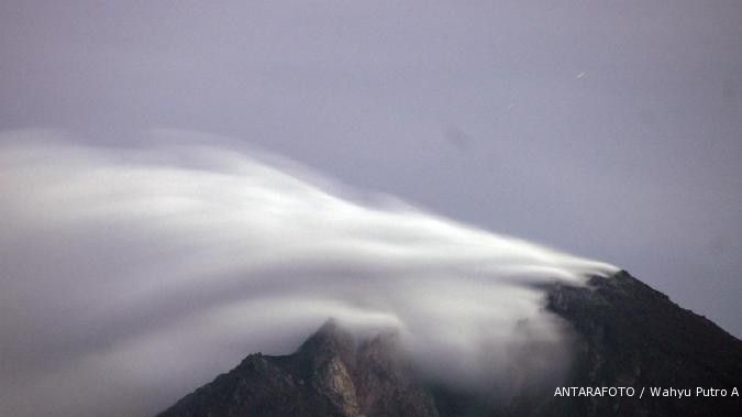 Gunung Merapi keluarkan asap