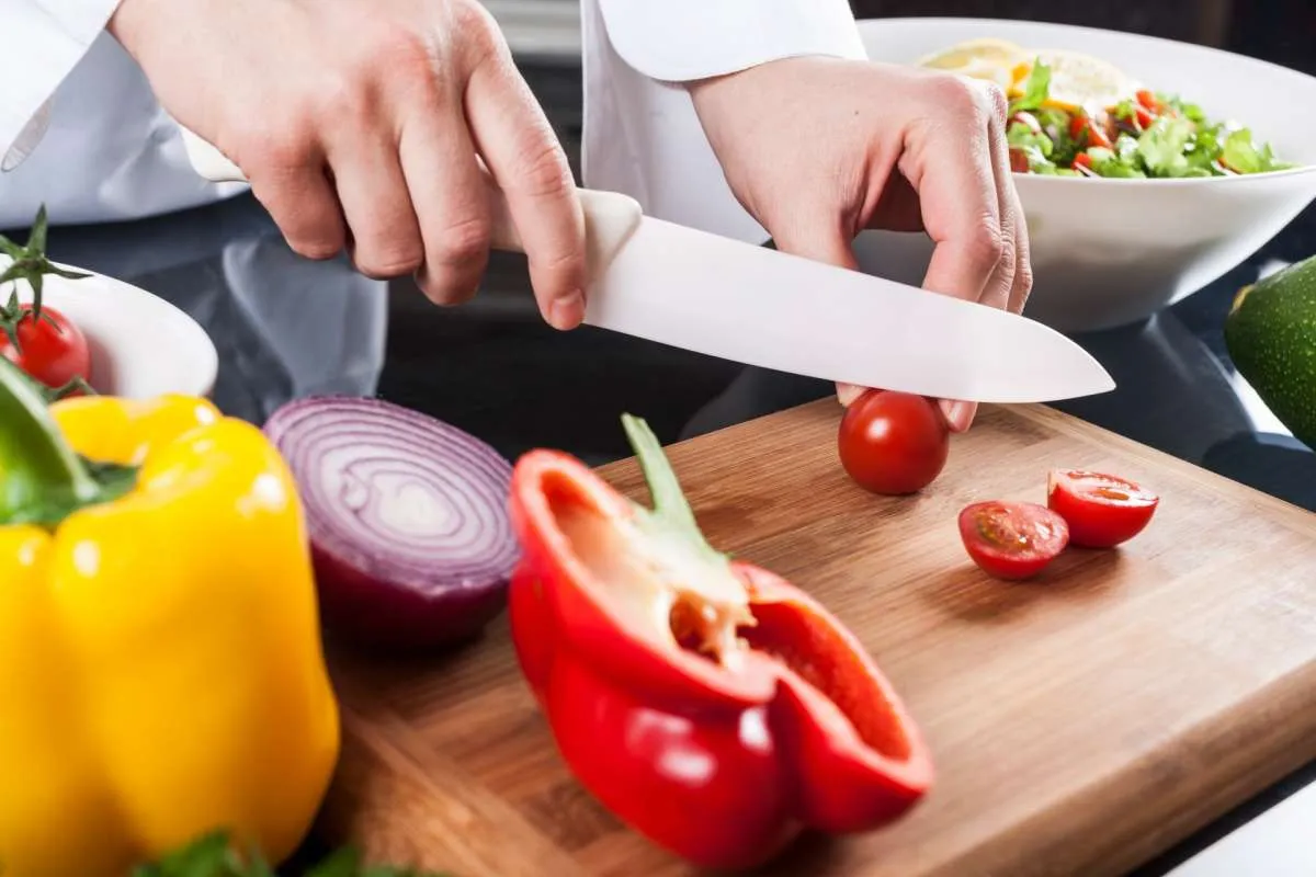 Pisau Keramik, Keunggulan dan Kelemahan yang Perlu Moms Tahu!