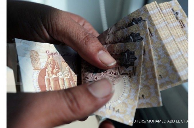 Mesir devaluasi mata uangnya 48% demi bailout 