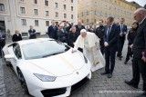 Paus Francis lelang mobil hadiah dari Lamborghini