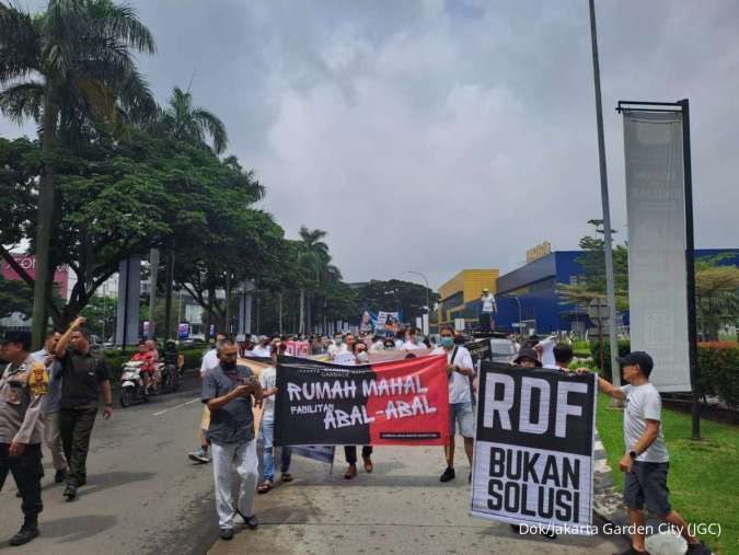 Warga JGC Gelar Demonstrasi Tuntut Perbaikan Jalan hingga Protes Dampak RDF Rorotan