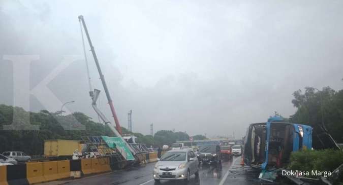 Supir mengantuk, bus Damri rute Bekasi-Bandara Soekarno-Hatta kecelakaan