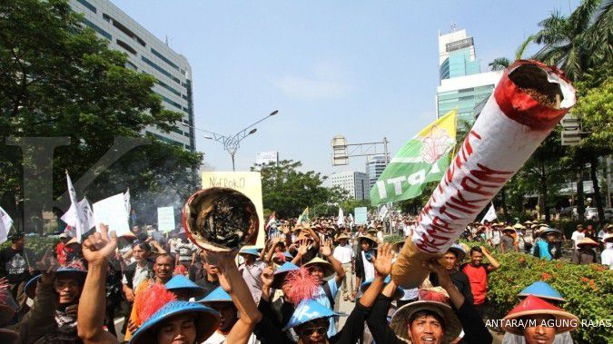 Ribuan buruh rokok demo di kanwil bea cukai Malang