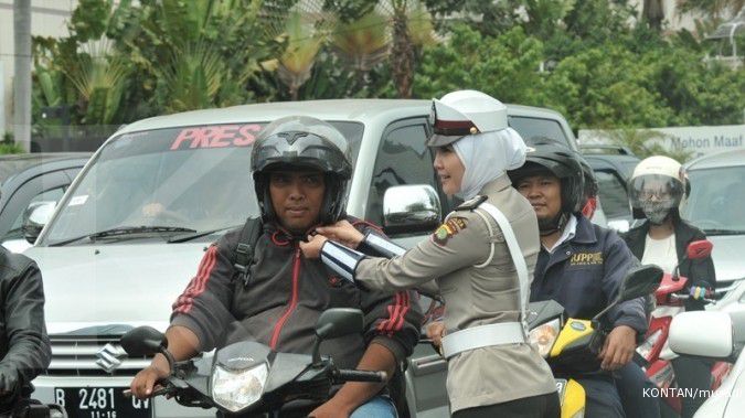 Polwan bagi-bagi kue bagi korban banjir