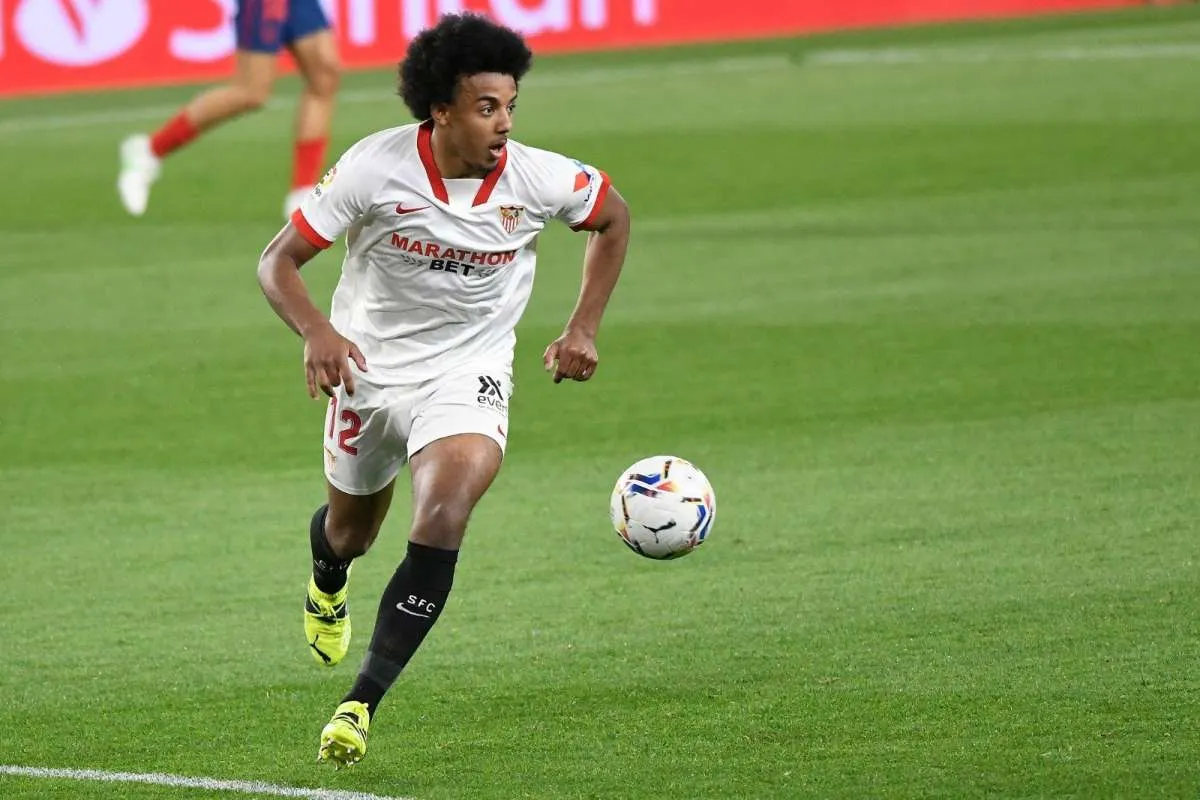 Raphael Varane tak cukup, Manchester United serius bidik bek Sevilla