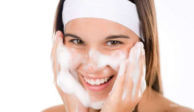 4 Manfaat Rutin Cuci Muka Sebelum Tidur, Jangan Malas Bersihkan Muka!