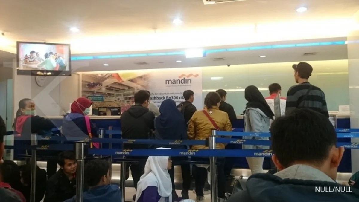  Antrean nasabah bank mengular di libur lebaran
