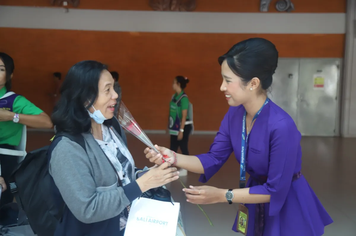 Sambut Hari Ibu & Natal,Ada Pertunjukan Kolintang hingga Demo Make Up di Bandara AP1