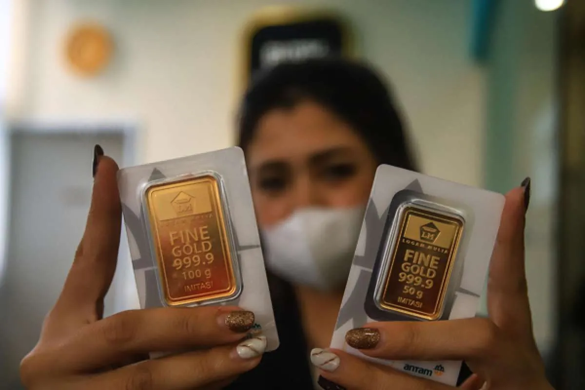 Harga emas Antam turun Rp 2.000 ke level Rp 956.000 per gram pada hari ini (27/1)