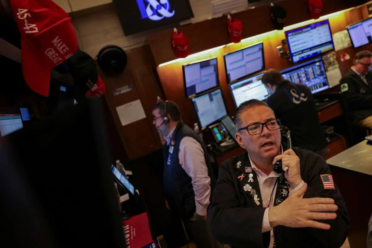 Wall Street Mixed, Investor Mencerna Ancaman Tarif Terbaru dari Trump
