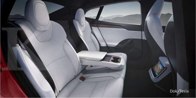 Interior mobil listrik Tesla Model S 2021