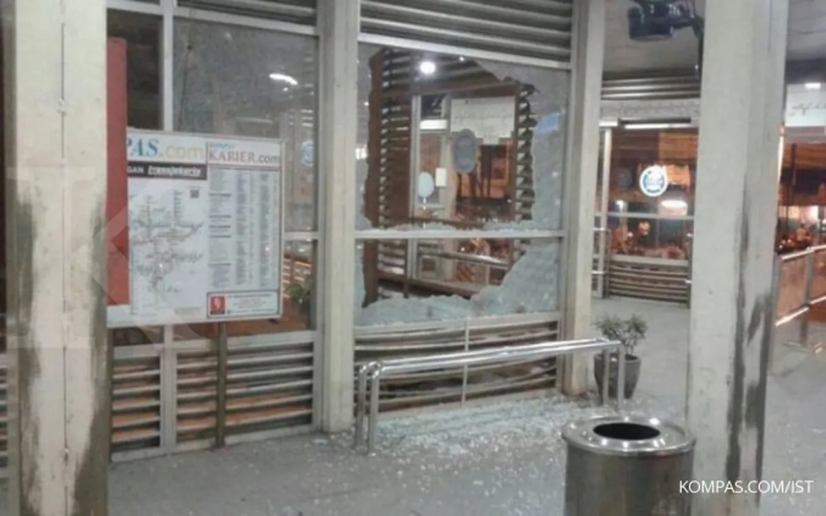 Kaca halte Transjakarta Kampung Melayu berhamburan