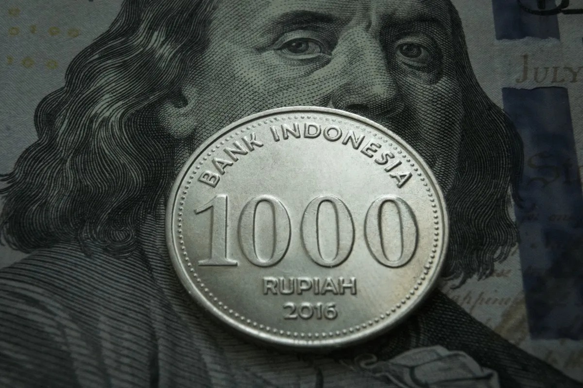 Rupiah Jadi Mata Uang Asia Terlemah Hari Ini, Tertekan Bersama Baht Thailand
