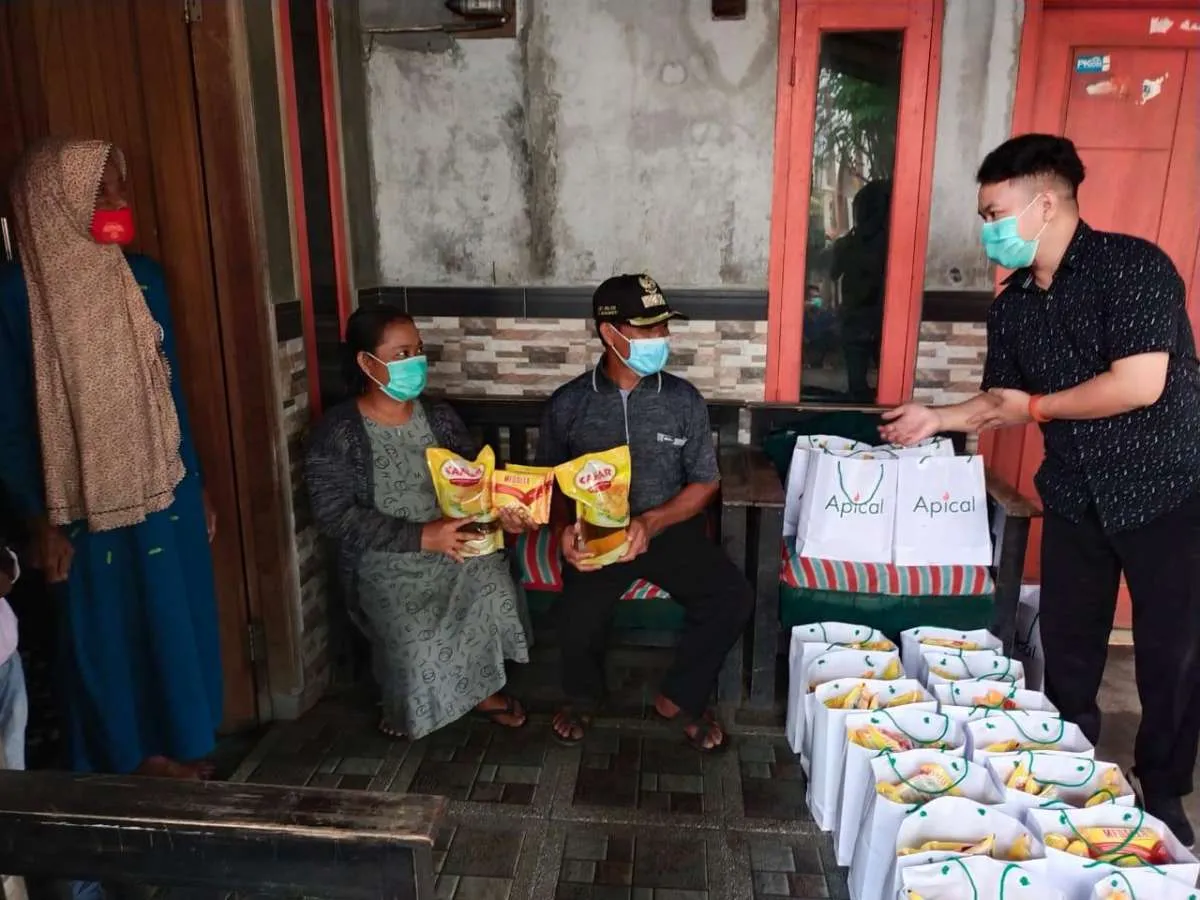 Hadapi pandemi, Apical bagikan sembako ke masyarakat di sekitar lokasi perusahaan 