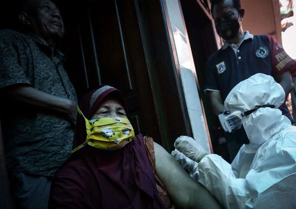 Ingat! Meski sudah vaksin COVID-19, tetap harus pakai masker