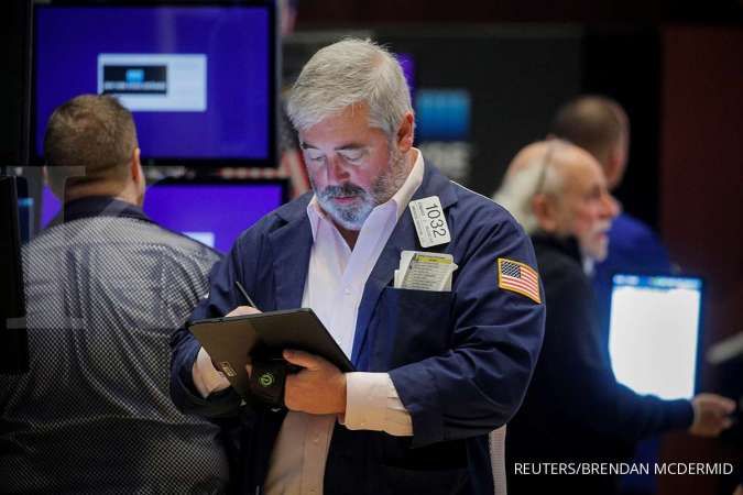 Wall Street memerah, Dow jatuh 650 poin gara-gara pernyataan Powell dan Omicron 