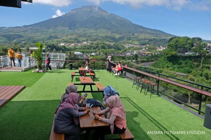 Gunung Sindoro juga termasuk salah satu gunung tertinggi di Jawa. 