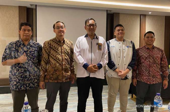 Kepala Biro Pembinaan dan Pengembangan Pasar Bappepti Tirta Karma Senjaya (tengah) di Jakarta Pusat, Rabu (2/11).