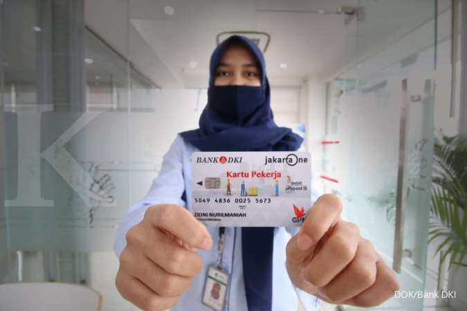 Bank DKI serahkan Kartu Pekerja Jakarta ke 59 pekerja Food Station Tjipinang Jaya