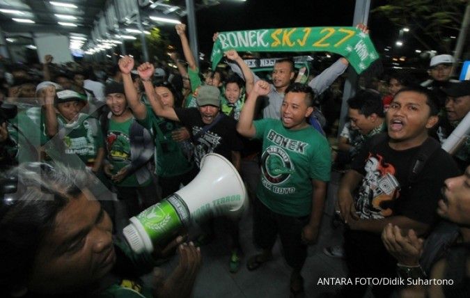 Ratusan Bonek tiba di Stadion Tugu Jakarta