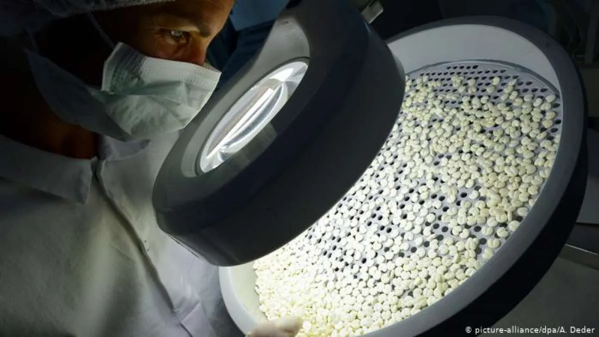 Dua perusahaan farmasi domestik produksi obat corona