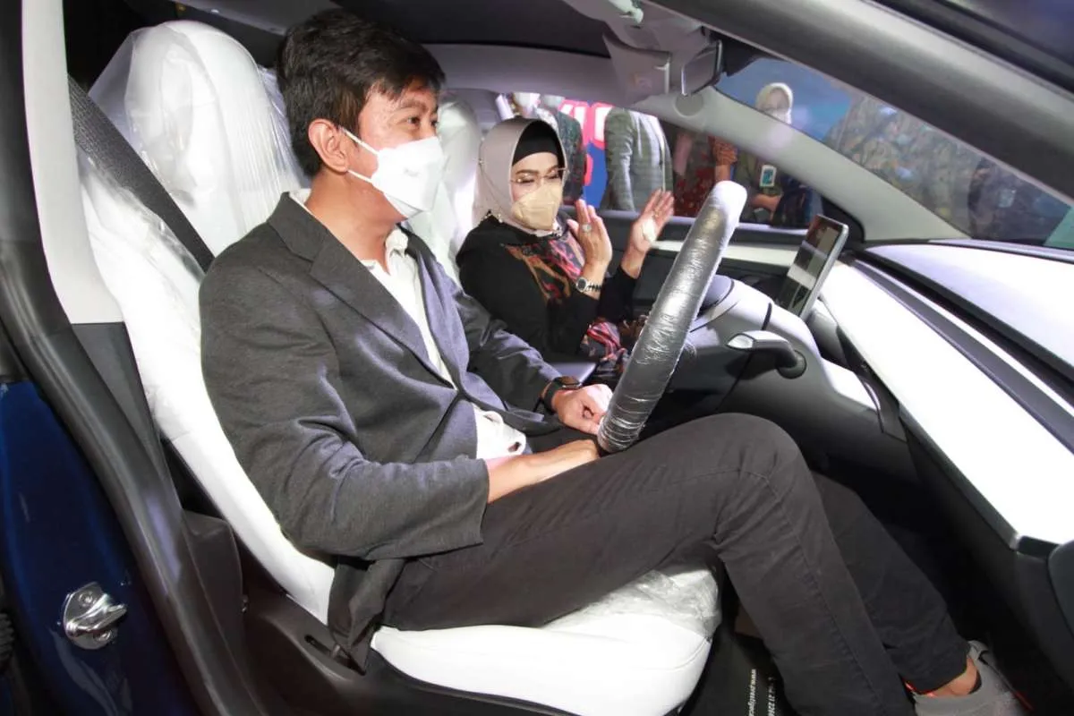 BNI Serahkan Hadiah Utama Mobil Listrik Tesla kepada Pemenang Undian