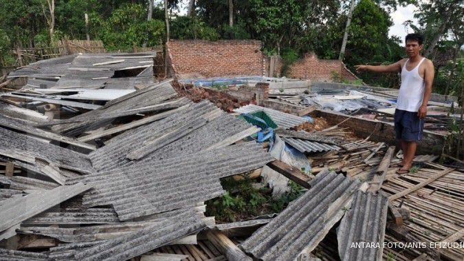 Puting beliung merusak 100 rumah di Bandung